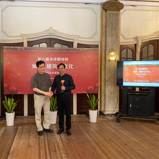 上海市作协副主席赵丽宏（左）为诗歌类一等奖获奖者黄胜颁奖